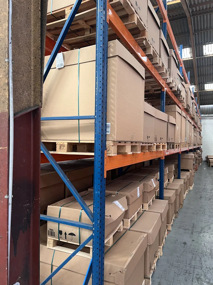 Racks de stockage de l'entrepôt NIE à Aubevoye