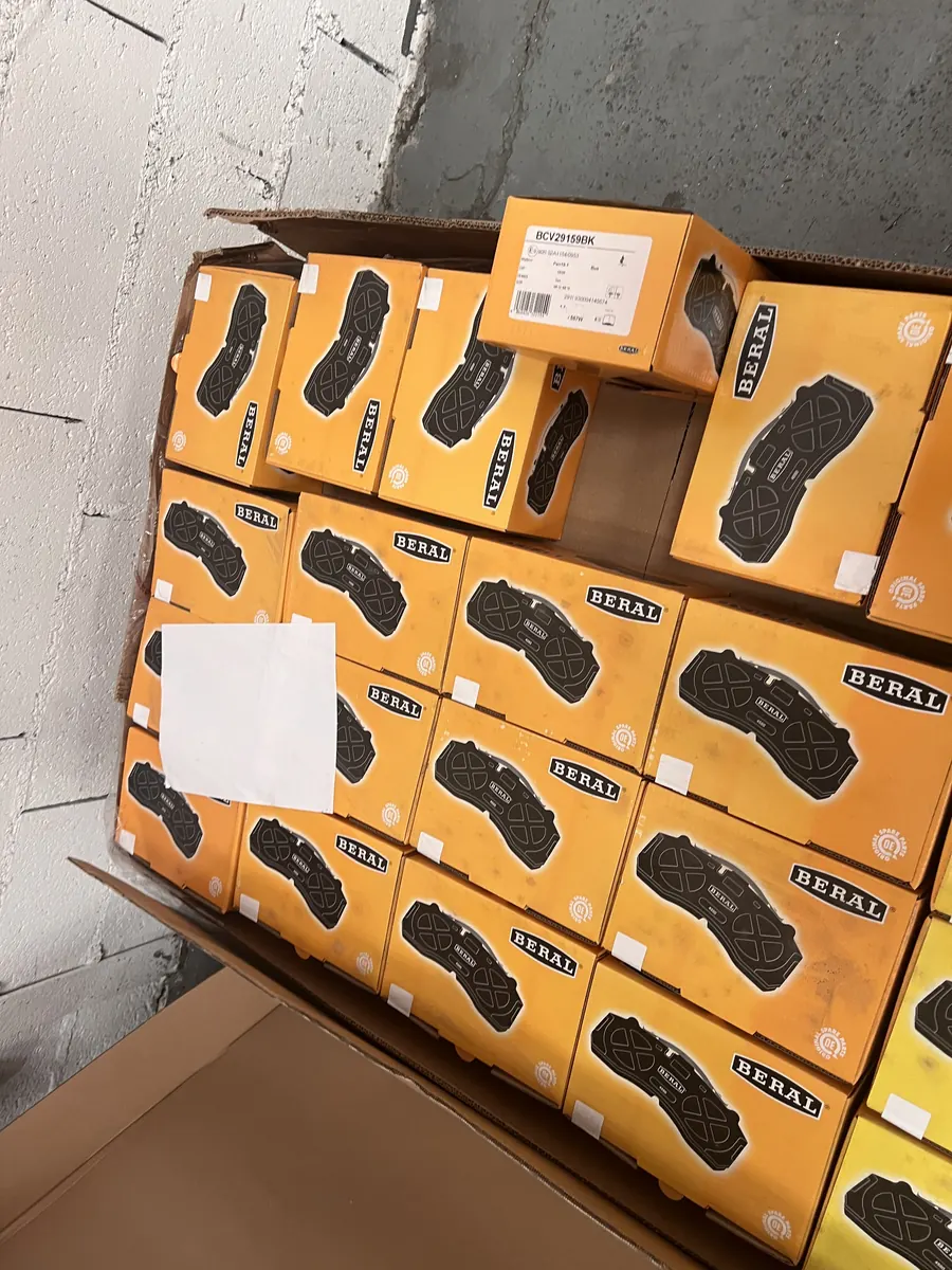 Cartons de plaquettes de frein Beral neuves en déstockage